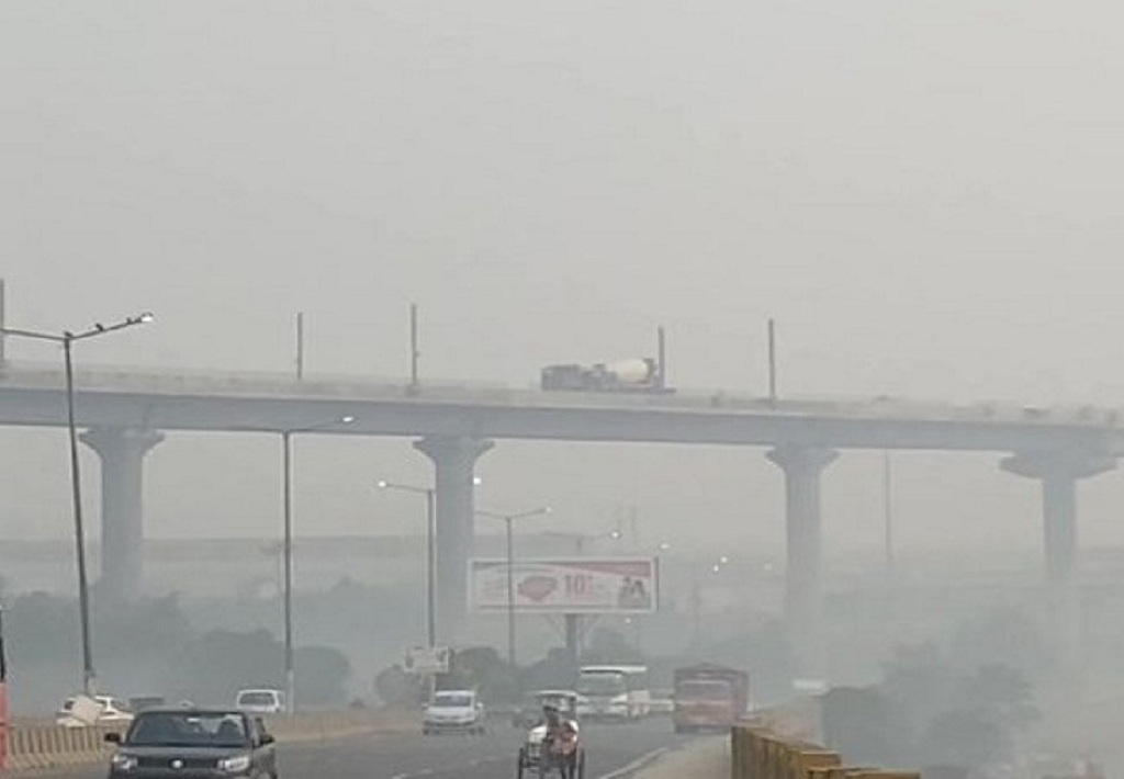 દિલ્હી પ્રદૂષણ: દિલ્હી-એનસીઆરમાં AQI 500ને પાર, નોઈડામાં શાળાઓ બંધ, અન્ય શહેરોની હાલત પણ ખરાબ