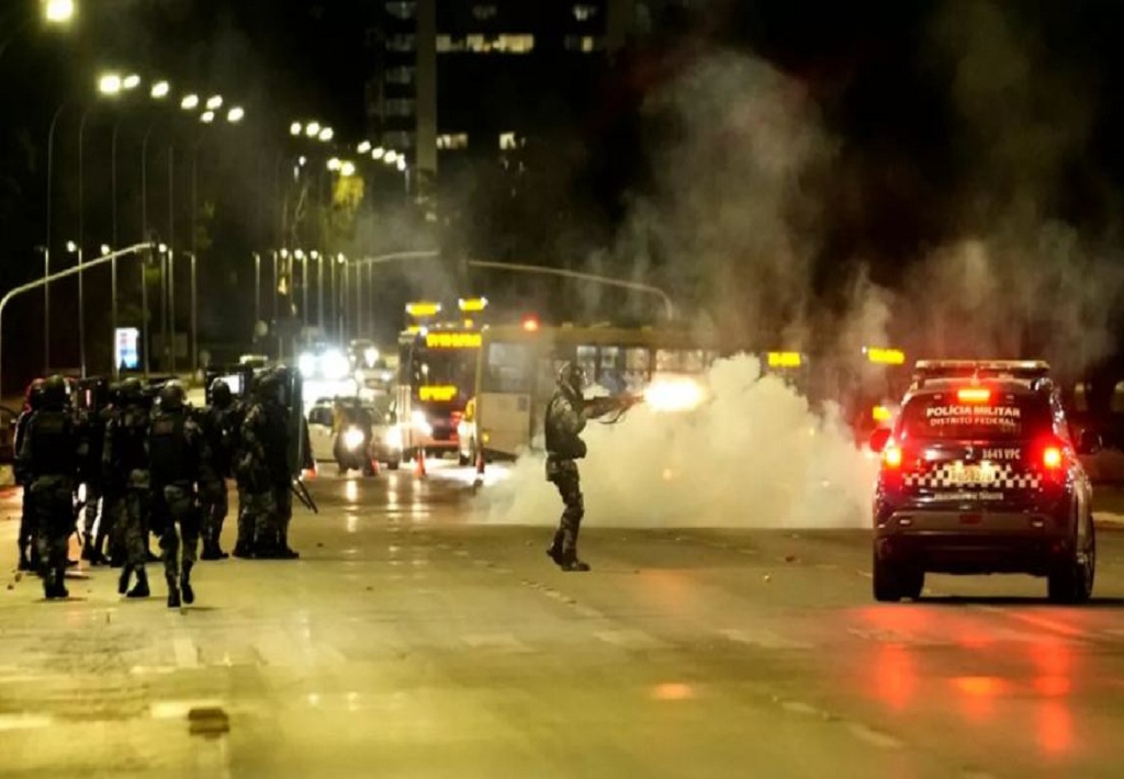 બ્રાઝિલ: ચૂંટણી બાદ બોલ્સોનારો સમર્થકો અને પોલીસ વચ્ચે અથડામણ, વાહનોમાં લગાડી આગ